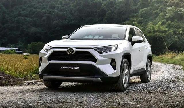 與bZ4X同款前臉？豐田全新一代RAV-4外觀首曝，燃油黨的希望-有駕