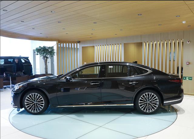 120萬(wàn)級(jí)雷克薩斯旗艦轎車！24款LS500H行政版到店實(shí)拍！霸氣外露-有駕