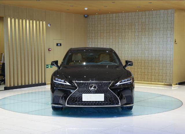 120萬(wàn)級(jí)雷克薩斯旗艦轎車！24款LS500H行政版到店實(shí)拍！霸氣外露-有駕
