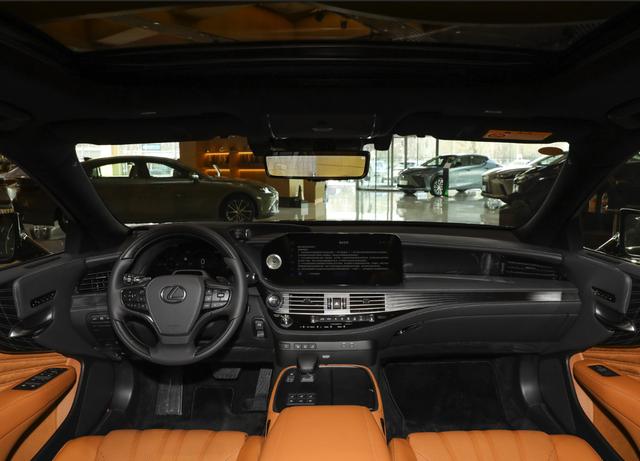 120萬(wàn)級(jí)雷克薩斯旗艦轎車！24款LS500H行政版到店實(shí)拍！霸氣外露-有駕