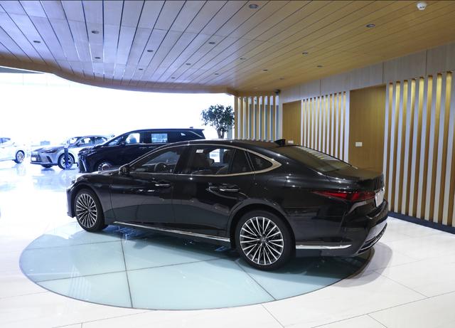 120萬(wàn)級(jí)雷克薩斯旗艦轎車！24款LS500H行政版到店實(shí)拍！霸氣外露-有駕