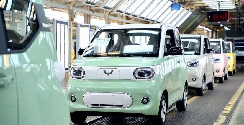 造車三巨頭,盯上年輕人的第一輛車