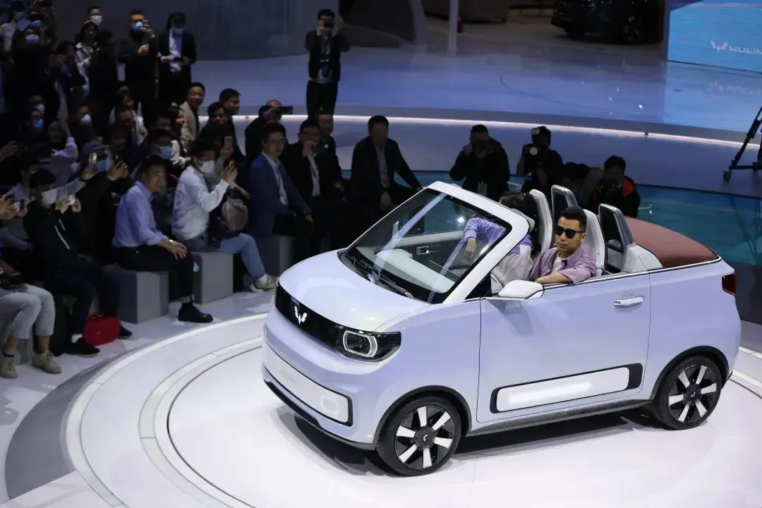 造車三巨頭,盯上年輕人的第一輛車